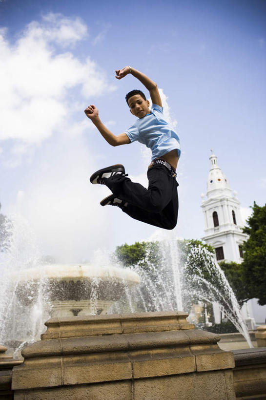 儿童,一个人,高楼大厦,跳,举,笑,微笑,露齿笑,竖图,室外,白天,仰视,度假,纯洁,石头,美景,植物,城市风光,城市,大厦,建筑,摩天大楼,喷泉,欧洲,黑人,欧洲人,仅一个男性,仅一个人,阴影,光线,影子,景观,云,云朵,建筑群,半空,云彩,注视,文化,娱乐,建设,树,树木,小孩,蓝色,绿色,白云,蓝天,天空,阳光,自然,天,低头,观察,看,品味,托,仅一个小孩,享受,休闲,景色,放松,可爱,童年,童趣,生长,晴朗,成长,观看,察看,关注,水景,童真,烂漫,无邪,美观,天真,男孩,男人,男性,孩子,设计,晴空,举起,举手,举着,跳跃,向上举,向上伸,向上托,彩图,低角度拍摄,全身,大楼,高层建筑,高楼,摩天楼,男生