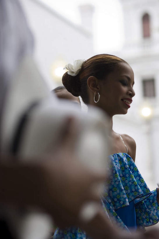 西方人,儿童,两个人,伙伴,朋友,跳舞者,高楼大厦,站,闭眼,笑,微笑,露齿笑,竖图,室外,白天,正面,衬衫,裙子,度假,友谊,纯洁,美景,城市风光,城市,大厦,建筑,路灯,摩天大楼,照明,欧洲,黑人,欧洲人,花纹,连衣裙,朦胧,模糊,装饰,图案,景观,建筑群,灯光,娱乐,建设,灯,小孩,蓝色,白色,抹胸,耳环,低头,站着,享受,休闲,景色,放松,可爱,童年,童趣,吊带裙,华丽,修饰,照亮,点缀,照明设备,童真,烂漫,无邪,衬托,美观,雅致,雅观,抹胸裙,耳饰,天真,友情,男孩,男人,男性,女孩,女人,女性,舞蹈演员,舞者,闭眼睛,闭着眼,闭着眼睛,站立,半身,彩图,衬衣,大楼,高层建筑,高楼,摩天楼,男生,女生