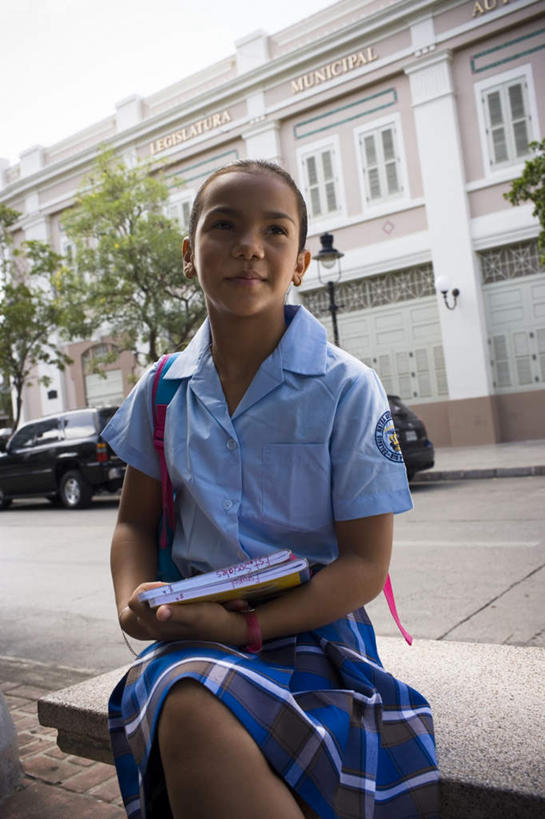 西方人,儿童,一个人,高楼大厦,坐,笑,微笑,竖图,室外,白天,正面,度假,纯洁,美景,植物,城市风光,城市,大厦,建筑,路灯,摩天大楼,汽车,书籍,照明,欧洲,欧洲人,仅一个女性,仅一个人,握,装饰,时间,包,时钟,手表,书包,景观,建筑群,灯光,拿,计时,拿着,扭头,注视,娱乐,建设,车,灯,树,树木,小孩,绿色,自然,背包,耳环,钟表,交通工具,轿车,观察,看,转头,仅一个小孩,享受,休闲,表,景色,放松,可爱,童年,童趣,握着,生长,成长,观看,华丽,修饰,腕表,照亮,点缀,察看,照明设备,关注,载具,童真,烂漫,无邪,衬托,美观,雅致,雅观,耳饰,天真,女孩,女人,女性,白种人,孩子,书,图书,钟,坐着,半身,彩图,大楼,高层建筑,高楼,摩天楼,双肩包,女生