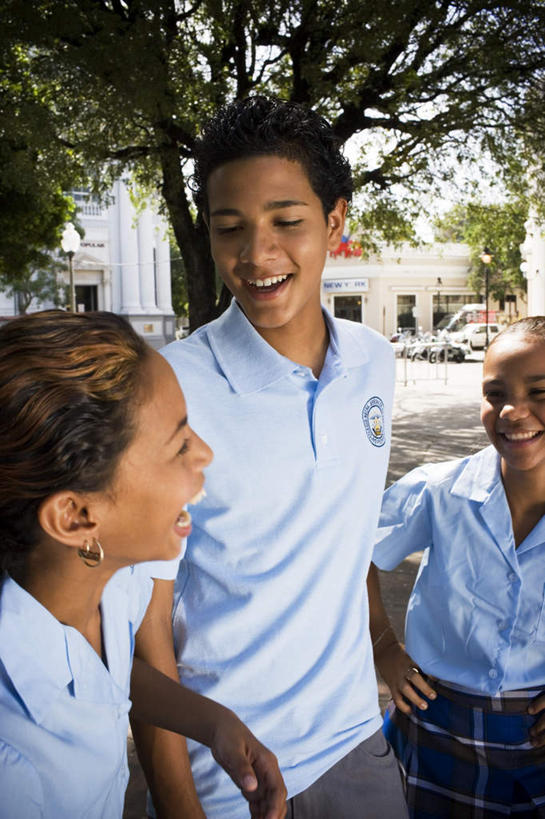 西方人,儿童,三个人,伙伴,朋友,高楼大厦,站,笑,微笑,露齿笑,竖图,俯视,室外,白天,制服,度假,友谊,纯洁,美景,植物,城市风光,城市,大厦,建筑,摩天大楼,汽车,欧洲,黑人,欧洲人,阴影,服装,装饰,光线,影子,景观,建筑群,注视,娱乐,建设,车,树,树木,小孩,绿色,阳光,自然,耳环,首饰,交通工具,轿车,低头,观察,看,站着,享受,休闲,同学,校服,景色,放松,可爱,童年,童趣,生长,成长,观看,华丽,修饰,点缀,察看,关注,载具,童真,烂漫,无邪,学生服,衬托,美观,雅致,雅观,金饰,耳饰,天真,友情,男孩,男人,男性,女孩,女人,女性,站立,半身,彩图,高角度拍摄,大楼,高层建筑,高楼,摩天楼,男生,女生