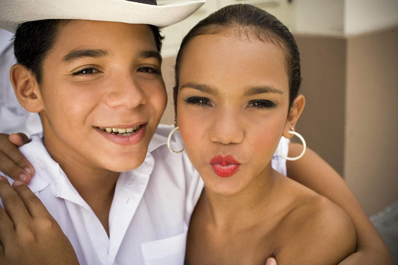 西方人,儿童,脸,头,脸颊,两个人,伙伴,朋友,跳舞者,站,笑,微笑,露齿笑,横图,室外,特写,白天,正面,衬衫,裙子,友谊,纯洁,帽子,欧洲,黑人,欧洲人,阴影,花纹,连衣裙,装饰,光线,图案,影子,墙,注视,墙壁,墙面,小孩,蓝色,白色,阳光,耳环,嘟嘴,观察,看,站着,撅嘴,可爱,童年,童趣,观看,吊带裙,华丽,修饰,点缀,察看,关注,贝雷帽,童真,烂漫,无邪,衬托,美观,雅致,雅观,耳饰,天真,友情,男孩,男人,男性,女孩,女人,女性,头部,脸部,脸蛋,面部,舞蹈演员,舞者,站立,半身,彩图,衬衣,男生,女生