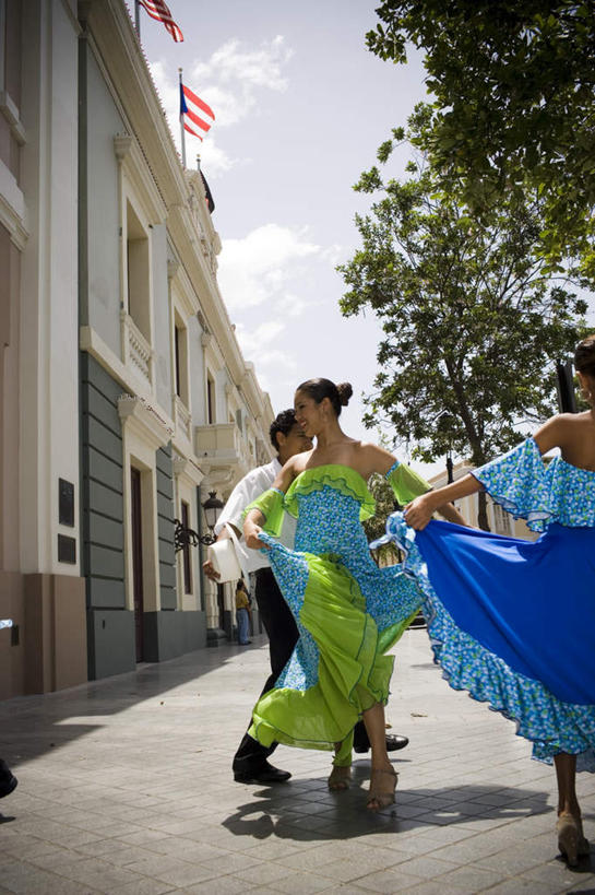 西方人,儿童,三个人,伙伴,朋友,跳舞者,高楼大厦,站,笑,微笑,露齿笑,竖图,室外,白天,仰视,衬衫,裙子,度假,跳舞,友谊,纯洁,美景,植物,城市风光,城市,大厦,建筑,摩天大楼,旗帜,国旗,帽子,照明,欧洲,黑人,欧洲人,握,阴影,花纹,连衣裙,装饰,光线,壁灯,图案,影子,景观,建筑群,灯光,拿,拿着,注视,娱乐,建设,灯,树,树木,小孩,蓝色,绿色,白色,蓝天,天空,阳光,自然,抹胸,耳环,灯具,天,观察,看,站着,享受,休闲,景色,放松,可爱,童年,童趣,握着,生长,成长,观看,吊带裙,华丽,修饰,照亮,点缀,察看,照明设备,关注,贝雷帽,舞姿,童真,烂漫,无邪,衬托,美观,雅致,雅观,抹胸裙,耳饰,天真,友情,男孩,男人,男性,女孩,女人,女性,旗,舞蹈演员,舞者,站立,半身,彩图,低角度拍摄,衬衣,舞蹈,大楼,高层建筑,高楼,摩天楼,男生,女生