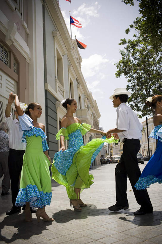 西方人,儿童,伙伴,朋友,跳舞者,高楼大厦,站,笑,微笑,露齿笑,竖图,室外,白天,仰视,衬衫,裙子,度假,跳舞,友谊,纯洁,美景,植物,城市风光,城市,大厦,建筑,摩天大楼,旗帜,国旗,帽子,照明,欧洲,黑人,欧洲人,握,阴影,花纹,连衣裙,装饰,光线,壁灯,图案,影子,景观,建筑群,灯光,许多人,拿,拿着,注视,娱乐,建设,灯,树,树木,小孩,蓝色,绿色,白色,蓝天,天空,阳光,自然,抹胸,耳环,灯具,天,观察,看,站着,享受,休闲,景色,放松,可爱,童年,童趣,握着,生长,成长,观看,吊带裙,华丽,修饰,照亮,点缀,察看,照明设备,关注,贝雷帽,舞姿,童真,烂漫,无邪,衬托,美观,雅致,雅观,抹胸裙,耳饰,天真,友情,男孩,男人,男性,女孩,女人,女性,旗,舞蹈演员,舞者,站立,半身,彩图,低角度拍摄,衬衣,舞蹈,大楼,高层建筑,高楼,摩天楼,男生,女生