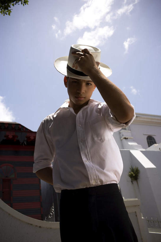 西方人,儿童,一个人,跳舞者,家,站,举,竖图,室外,白天,仰视,衬衫,裙子,旅游,度假,纯洁,美景,城市风光,标志建筑,城市,地标,建筑,帽子,叶子,欧洲,黑人,欧洲人,仅一个男性,仅一个人,握,花纹,连衣裙,图案,房屋,墙,屋子,景观,公寓,绿叶,拿,拿着,注视,娱乐,建设,洋房,楼房,墙壁,墙面,住宅,小孩,蓝色,白色,蓝天,天空,天,低头,观察,看,托,站着,仅一个小孩,享受,休闲,嫩叶,景色,放松,可爱,童年,童趣,握着,观看,吊带裙,察看,关注,贝雷帽,童真,烂漫,无邪,天真,男孩,男人,男性,孩子,叶,叶片,舞蹈演员,舞者,举起,举手,举着,向上举,向上伸,向上托,站立,半身,彩图,低角度拍摄,衬衣,房子,男生