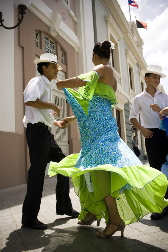 西方人,儿童,手,四个人,伙伴,朋友,跳舞者,高楼大厦,竖图,室外,白天,正面,衬衫,裙子,度假,友谊,纯洁,美景,窗户,门,城市风光,城市,大厦,建筑,摩天大楼,旗帜,国旗,帽子,照明,欧洲,黑人,欧洲人,阴影,花纹,连衣裙,光线,壁灯,图案,影子,景观,建筑群,灯光,娱乐,建设,玻璃窗,灯,小孩,蓝色,白色,蓝天,天空,阳光,抹胸,灯具,门框,天,享受,休闲,手部,景色,放松,可爱,童年,童趣,吊带裙,照亮,照明设备,贝雷帽,童真,烂漫,无邪,抹胸裙,天真,友情,男孩,男人,男性,女孩,女人,女性,旗,舞蹈演员,舞者,半身,彩图,衬衣,大楼,高层建筑,高楼,摩天楼,男生,女生
