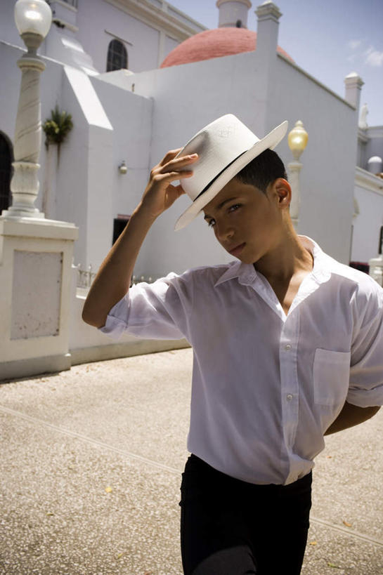 西方人,儿童,一个人,跳舞者,家,站,举,竖图,室外,白天,正面,衬衫,裙子,旅游,度假,纯洁,美景,城市风光,标志建筑,城市,地标,建筑,路灯,帽子,照明,欧洲,欧洲人,仅一个男性,仅一个人,握,阴影,花纹,连衣裙,光线,图案,影子,房屋,墙,屋子,景观,公寓,灯光,拿,拿着,扭头,注视,娱乐,建设,洋房,楼房,墙壁,墙面,住宅,灯,小孩,蓝色,白色,蓝天,天空,阳光,天,观察,看,托,站着,转头,仅一个小孩,享受,休闲,景色,放松,可爱,童年,童趣,握着,观看,吊带裙,照亮,察看,照明设备,关注,贝雷帽,童真,烂漫,无邪,天真,男孩,男人,男性,白种人,孩子,舞蹈演员,舞者,举起,举手,举着,向上举,向上伸,向上托,站立,半身,彩图,衬衣,房子,男生