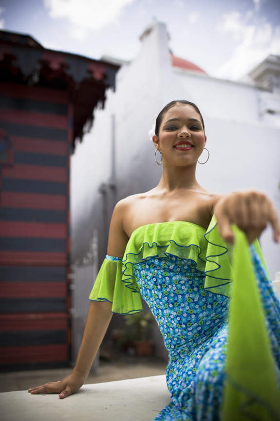 西方人,儿童,一个人,跳舞者,家,坐,笑,微笑,露齿笑,竖图,室外,白天,仰视,衬衫,裙子,旅游,度假,美景,城市风光,标志建筑,城市,地标,建筑,欧洲,非洲,黑人,欧洲人,仅一个女性,仅一个人,握,花纹,连衣裙,装饰,图案,房屋,墙,屋子,景观,公寓,拿,拿着,注视,娱乐,建设,洋房,楼房,墙壁,墙面,住宅,小孩,蓝色,白色,蓝天,天空,抹胸,耳环,天,低头,观察,看,仅一个小孩,享受,休闲,景色,放松,握着,观看,吊带裙,华丽,修饰,点缀,察看,关注,衬托,美观,雅致,雅观,抹胸裙,耳饰,女孩,女人,女性,非洲人,孩子,舞蹈演员,舞者,坐着,半身,彩图,低角度拍摄,衬衣,房子,女生