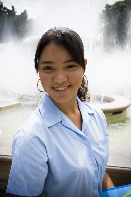 西方人,儿童,一个人,站,笑,微笑,露齿笑,竖图,室外,特写,白天,正面,制服,植物,喷泉,书籍,欧洲,黑人,欧洲人,仅一个女性,仅一个人,握,阴影,服装,装饰,光线,影子,景观,拿,拿着,注视,文化,树,树木,小孩,绿色,阳光,自然,耳环,观察,看,品味,站着,仅一个小孩,校服,握着,生长,成长,观看,华丽,修饰,点缀,察看,关注,水景,学生服,衬托,美观,雅致,雅观,耳饰,女孩,女人,女性,孩子,设计,书,图书,站立,半身,彩图,女生