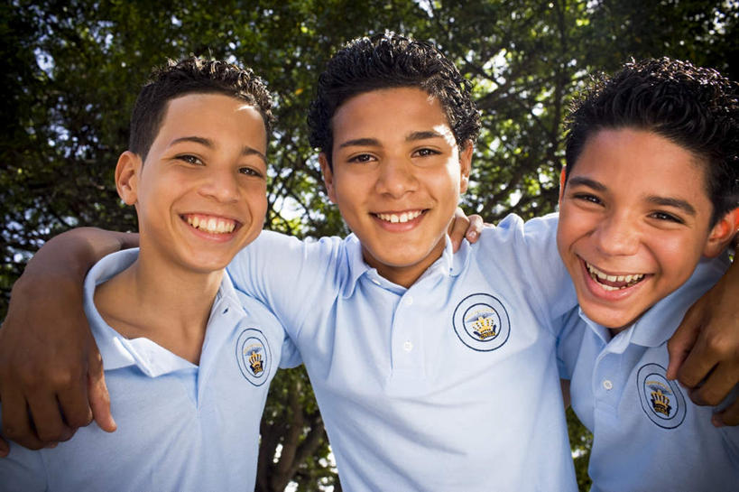 西方人,儿童,三个人,伙伴,朋友,站,抱,笑,微笑,露齿笑,横图,室外,白天,仰视,制服,友谊,植物,欧洲,黑人,欧洲人,阴影,服装,光线,影子,注视,树,树木,小孩,绿色,阳光,自然,低头,观察,看,站着,同学,校服,生长,成长,抱着,观看,察看,搂着,关注,学生服,友情,男孩,男人,男性,女孩,女人,女性,搂,搂抱,站立,半身,彩图,低角度拍摄,男生,女生