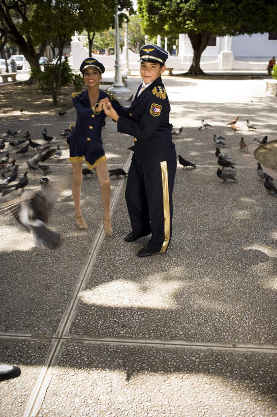 西方人,儿童,两个人,伙伴,朋友,跳舞者,家,站,握手,笑,微笑,露齿笑,竖图,俯视,室外,白天,衬衫,裙子,制服,旅游,度假,跳舞,友谊,纯洁,美景,植物,城市风光,标志建筑,城市,地标,建筑,汽车,鸽子,欧洲,黑人,欧洲人,阴影,花纹,连衣裙,光线,瓷砖,地砖,图案,影子,房屋,墙,屋子,景观,公寓,地面,注视,娱乐,建设,洋房,楼房,墙壁,墙面,住宅,车,树,树木,小孩,蓝色,绿色,白色,黑色,阳光,自然,交通工具,轿车,低头,观察,看,站着,享受,休闲,景色,放松,可爱,童年,童趣,生长,成长,观看,吊带裙,察看,关注,载具,舞姿,童真,烂漫,无邪,天真,友情,男孩,男人,男性,女孩,女人,女性,舞蹈演员,舞者,搀手,拉手,手搀手,手拉手,手牵手,手握手,站立,彩图,高角度拍摄,全身,衬衣,舞蹈,房子,男生,女生