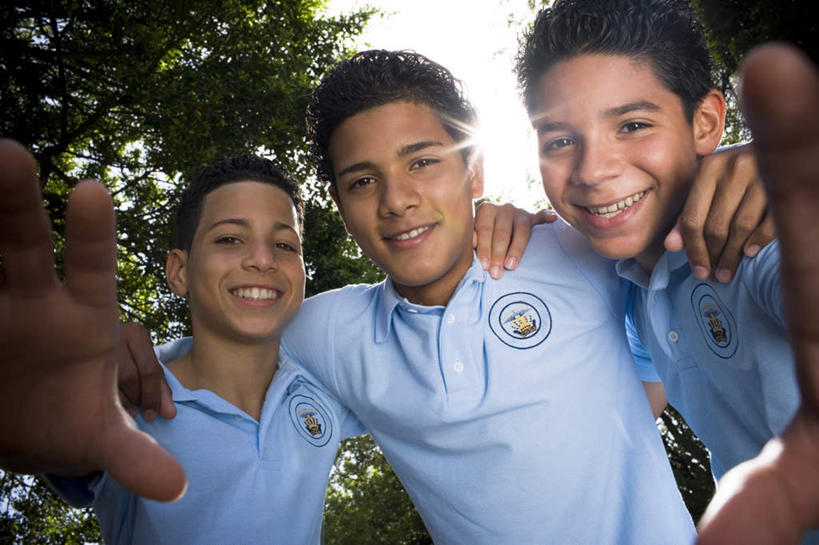 西方人,儿童,手,三个人,伙伴,朋友,站,举,抱,笑,微笑,露齿笑,横图,室外,白天,仰视,制服,友谊,植物,欧洲,黑人,欧洲人,阴影,服装,光线,影子,注视,树,树木,小孩,绿色,阳光,自然,低头,观察,看,托,站着,同学,手部,校服,生长,成长,抱着,观看,察看,搂着,关注,学生服,友情,男孩,男人,男性,女孩,女人,女性,举起,举手,举着,搂,搂抱,向上举,向上伸,向上托,站立,半身,彩图,低角度拍摄,男生,女生