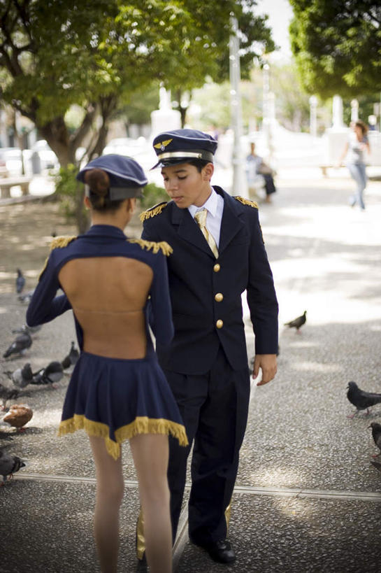 西方人,四个人,伙伴,朋友,跳舞者,站,坐,竖图,俯视,室外,白天,衬衫,裙子,制服,友谊,植物,鸽子,椅子,欧洲,黑人,欧洲人,阴影,花纹,连衣裙,朦胧,模糊,装饰,光线,图案,影子,墙,注视,墙壁,墙面,树,树木,蓝色,绿色,白色,阳光,自然,耳环,低头,观察,看,站着,生长,成长,观看,吊带裙,华丽,修饰,点缀,察看,关注,衬托,美观,雅致,雅观,耳饰,友情,男人,男性,年轻男性,年轻女性,女人,女性,舞蹈演员,舞者,站立,坐着,半身,彩图,高角度拍摄,衬衣