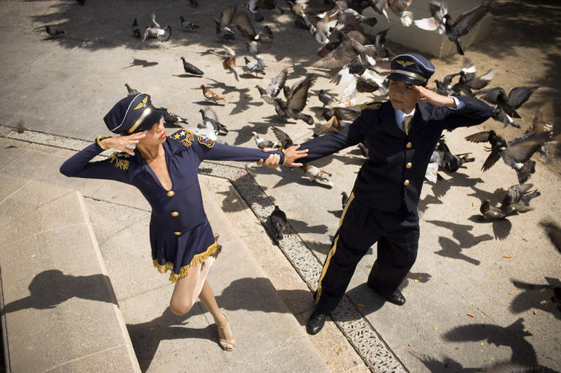 西方人,儿童,两个人,伙伴,朋友,跳舞者,站,举,握手,横图,俯视,室外,白天,衬衫,裙子,跳舞,友谊,楼梯,鸽子,欧洲,黑人,欧洲人,阴影,花纹,连衣裙,光线,瓷砖,地砖,图案,影子,阶梯,地面,台阶,小孩,蓝色,白色,阳光,托,站着,吊带裙,舞姿,友情,男孩,男人,男性,女孩,女人,女性,舞蹈演员,舞者,搀手,举起,举手,举着,拉手,手搀手,手拉手,手牵手,手握手,向上举,向上伸,向上托,站立,彩图,高角度拍摄,全身,衬衣,舞蹈,男生,女生