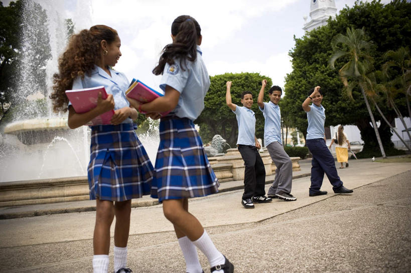 西方人,儿童,伙伴,朋友,高楼大厦,站,举,横图,室外,白天,仰视,制服,度假,友谊,美景,植物,楼梯,城市风光,城市,大厦,建筑,摩天大楼,喷泉,书籍,欧洲,黑人,欧洲人,握,服装,阶梯,景观,建筑群,许多人,拿,拿着,扭头,注视,文化,娱乐,建设,台阶,树,树木,小孩,蓝色,绿色,蓝天,天空,自然,天,观察,看,品味,托,站着,转头,一群人,享受,休闲,同学,校服,景色,放松,握着,生长,成长,观看,察看,关注,水景,学生服,美观,友情,男孩,男人,男性,女孩,女人,女性,设计,书,图书,举起,举手,举着,向上举,向上伸,向上托,站立,半身,彩图,低角度拍摄,大楼,高层建筑,高楼,摩天楼,男生,女生