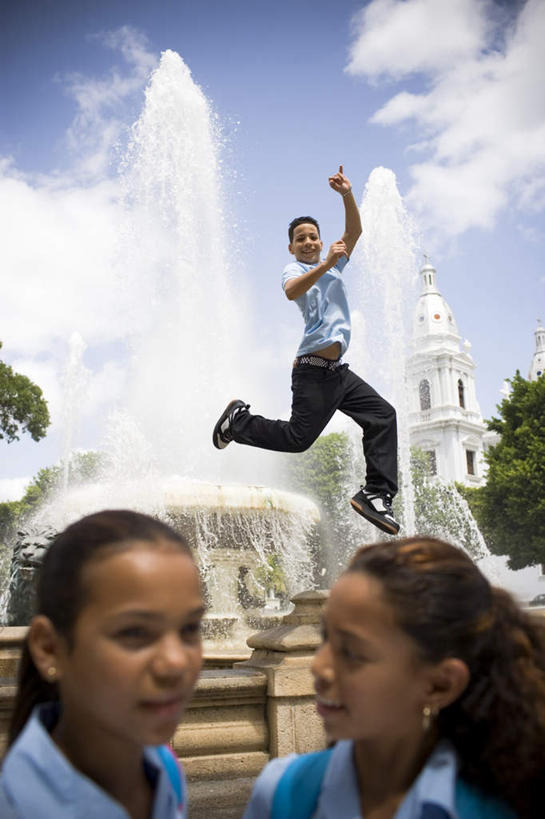 西方人,儿童,三个人,伙伴,朋友,高楼大厦,站,跳,笑,微笑,露齿笑,竖图,室外,特写,白天,仰视,制服,爱情,度假,友谊,美景,城市风光,城市,大厦,建筑,摩天大楼,喷泉,书籍,欧洲,黑人,欧洲人,握,服装,装饰,包,书包,景观,建筑群,半空,浪漫,拿,拿着,扭头,注视,文化,娱乐,建设,腰带,装饰品,小孩,蓝色,蓝天,天空,背包,耳环,戒指,饰品,首饰,天,观察,看,品味,站着,转头,享受,休闲,同学,校服,景色,恩爱,放松,握着,观看,皮带,华丽,修饰,信物,点缀,察看,权利,关注,水景,配饰,学生服,衬托,美观,雅致,雅观,金饰,手饰,裤带,耳饰,友情,男孩,男人,男性,女孩,女人,女性,设计,书,图书,跳跃,站立,半身,彩图,低角度拍摄,大楼,高层建筑,高楼,摩天楼,双肩包,男生,女生