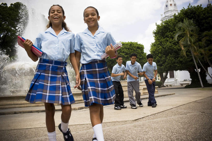 西方人,儿童,伙伴,朋友,高楼大厦,站,笑,微笑,露齿笑,横图,室外,白天,正面,制服,度假,友谊,美景,植物,楼梯,城市风光,城市,大厦,建筑,摩天大楼,喷泉,书籍,欧洲,黑人,欧洲人,握,服装,瓷砖,地砖,阶梯,景观,建筑群,地面,许多人,拿,拿着,注视,文化,娱乐,建设,台阶,树,树木,小孩,蓝色,绿色,蓝天,天空,自然,天,低头,观察,看,品味,站着,一群人,享受,休闲,同学,校服,景色,放松,握着,生长,成长,观看,察看,关注,水景,学生服,美观,友情,男孩,男人,男性,女孩,女人,女性,设计,书,图书,站立,半身,彩图,大楼,高层建筑,高楼,摩天楼,男生,女生