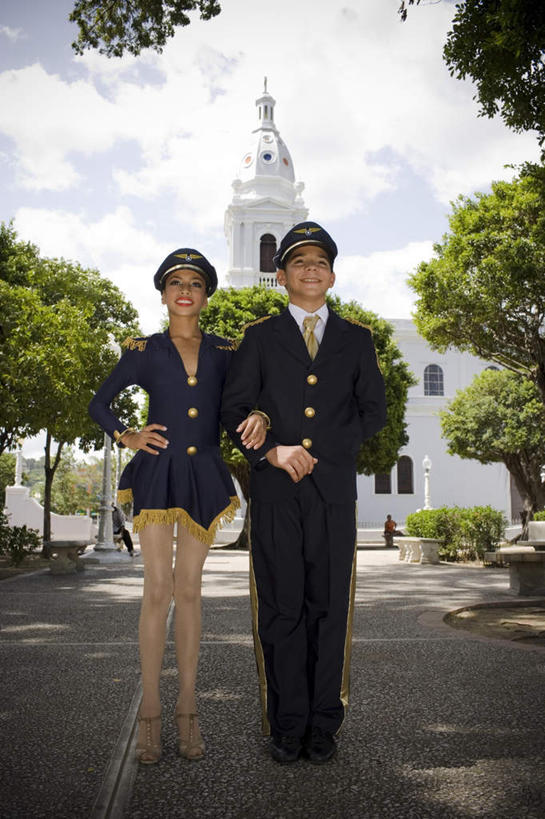 西方人,儿童,两个人,伙伴,朋友,跳舞者,高楼大厦,站,笑,微笑,露齿笑,竖图,室外,白天,仰视,衬衫,裙子,制服,度假,友谊,美景,植物,城市风光,城市,大厦,建筑,摩天大楼,椅子,欧洲,黑人,欧洲人,阴影,花纹,连衣裙,光线,瓷砖,地砖,图案,影子,墙,景观,建筑群,地面,注视,娱乐,建设,墙壁,墙面,树,树木,小孩,蓝色,绿色,白色,蓝天,天空,阳光,自然,天,观察,看,站着,享受,休闲,景色,放松,生长,成长,观看,吊带裙,察看,关注,友情,男孩,男人,男性,女孩,女人,女性,舞蹈演员,舞者,站立,彩图,低角度拍摄,全身,衬衣,大楼,高层建筑,高楼,摩天楼,男生,女生