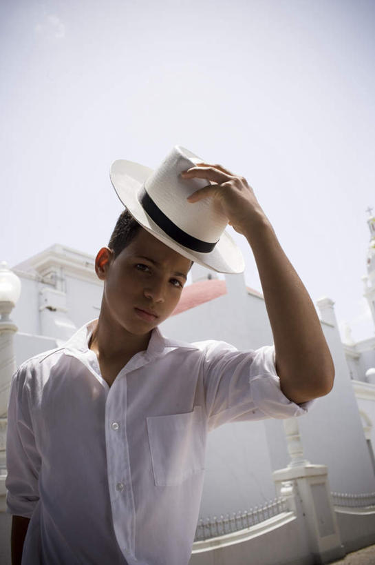 西方人,儿童,一个人,跳舞者,高楼大厦,站,竖图,室外,白天,仰视,衬衫,裙子,度假,美景,城市风光,城市,大厦,建筑,摩天大楼,帽子,欧洲,黑人,欧洲人,仅一个男性,仅一个人,握,花纹,连衣裙,图案,墙,景观,建筑群,拿,拿着,注视,娱乐,建设,墙壁,墙面,小孩,蓝色,白色,蓝天,天空,天,低头,观察,看,站着,仅一个小孩,享受,休闲,景色,放松,握着,观看,吊带裙,察看,关注,贝雷帽,男孩,男人,男性,孩子,舞蹈演员,舞者,站立,半身,彩图,低角度拍摄,衬衣,大楼,高层建筑,高楼,摩天楼,男生