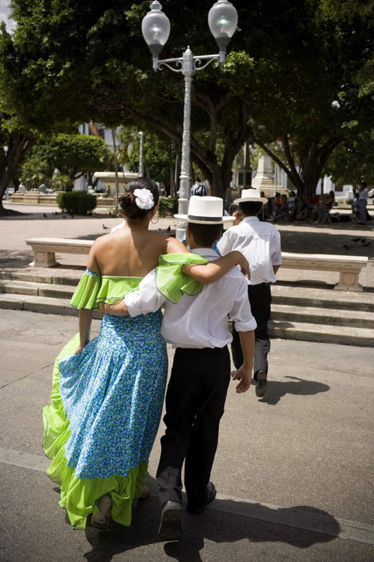 西方人,伙伴,朋友,跳舞者,家,站,坐,走,抱,竖图,俯视,室外,白天,衬衫,裙子,旅游,度假,友谊,美景,植物,楼梯,城市风光,标志建筑,城市,地标,建筑,路灯,鸽子,帽子,照明,欧洲,黑人,欧洲人,花纹,连衣裙,装饰,图案,房屋,阶梯,屋子,景观,公寓,灯光,许多人,娱乐,建设,洋房,楼房,台阶,住宅,灯,树,树木,蓝色,绿色,白色,自然,抹胸,耳环,站着,一群人,享受,休闲,景色,放松,生长,成长,抱着,吊带裙,头花,华丽,修饰,照亮,点缀,搂着,照明设备,贝雷帽,衬托,美观,雅致,雅观,抹胸裙,耳饰,友情,男人,男性,年轻男性,年轻女性,女人,女性,舞蹈演员,舞者,步行,搂,搂抱,散步,站立,走路,坐着,彩图,高角度拍摄,全身,衬衣,房子