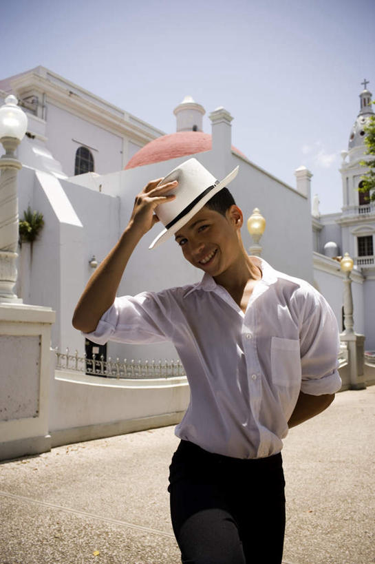 西方人,儿童,一个人,跳舞者,站,笑,微笑,露齿笑,竖图,室外,白天,正面,衬衫,裙子,跳舞,路灯,帽子,叶子,照明,欧洲,黑人,欧洲人,仅一个男性,仅一个人,握,花纹,连衣裙,瓷砖,地砖,图案,墙,灯光,绿叶,地面,拿,拿着,扭头,注视,墙壁,墙面,灯,小孩,蓝色,白色,蓝天,天空,天,观察,看,站着,转头,仅一个小孩,嫩叶,握着,观看,吊带裙,照亮,察看,照明设备,关注,贝雷帽,舞姿,男孩,男人,男性,孩子,叶,叶片,舞蹈演员,舞者,站立,半身,彩图,衬衣,舞蹈,男生