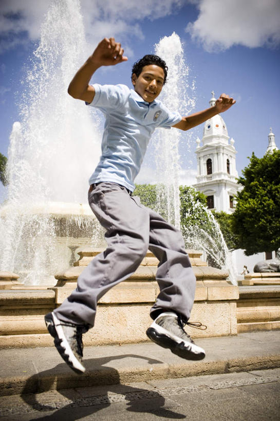 儿童,一个人,高楼大厦,跳,举,笑,微笑,露齿笑,竖图,室外,白天,仰视,度假,纯洁,石头,美景,植物,城市风光,城市,大厦,建筑,摩天大楼,喷泉,欧洲,黑人,欧洲人,仅一个男性,仅一个人,阴影,光线,影子,景观,云,云朵,建筑群,半空,云彩,注视,文化,娱乐,建设,树,树木,小孩,蓝色,绿色,白云,蓝天,天空,阳光,自然,天,低头,观察,看,品味,托,仅一个小孩,享受,休闲,景色,放松,可爱,童年,童趣,生长,晴朗,成长,观看,察看,关注,水景,童真,烂漫,无邪,美观,天真,男孩,男人,男性,孩子,设计,晴空,举起,举手,举着,跳跃,向上举,向上伸,向上托,彩图,低角度拍摄,全身,大楼,高层建筑,高楼,摩天楼,男生