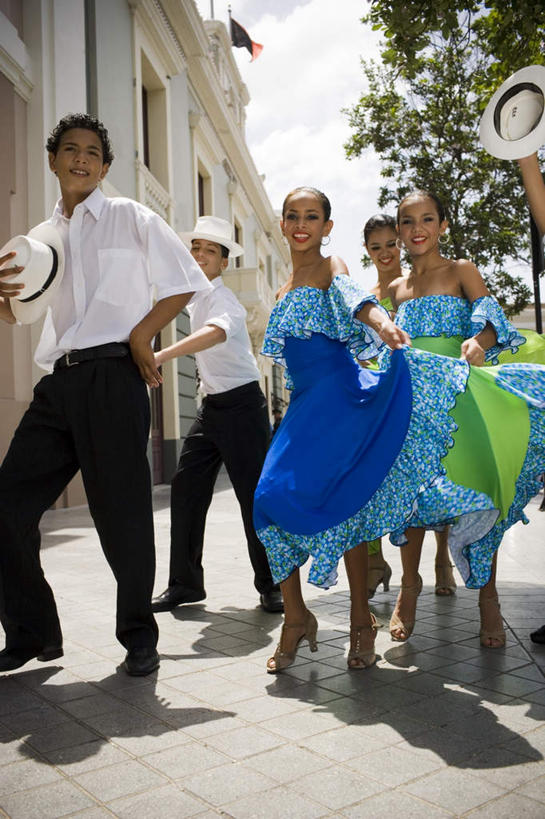 西方人,儿童,伙伴,朋友,跳舞者,高楼大厦,站,举,笑,微笑,露齿笑,竖图,室外,白天,仰视,衬衫,裙子,度假,跳舞,友谊,美景,植物,城市风光,城市,大厦,建筑,摩天大楼,旗帜,国旗,帽子,欧洲,黑人,欧洲人,握,阴影,花纹,连衣裙,装饰,光线,图案,影子,景观,建筑群,许多人,拿,拿着,注视,娱乐,建设,树,树木,小孩,蓝色,绿色,白色,蓝天,天空,阳光,自然,抹胸,耳环,天,观察,看,托,站着,一群人,享受,休闲,景色,放松,握着,生长,成长,观看,吊带裙,华丽,修饰,点缀,察看,关注,贝雷帽,舞姿,衬托,美观,雅致,雅观,抹胸裙,耳饰,友情,男孩,男人,男性,女孩,女人,女性,旗,舞蹈演员,舞者,举起,举手,举着,向上举,向上伸,向上托,站立,半身,彩图,低角度拍摄,衬衣,舞蹈,大楼,高层建筑,高楼,摩天楼,男生,女生