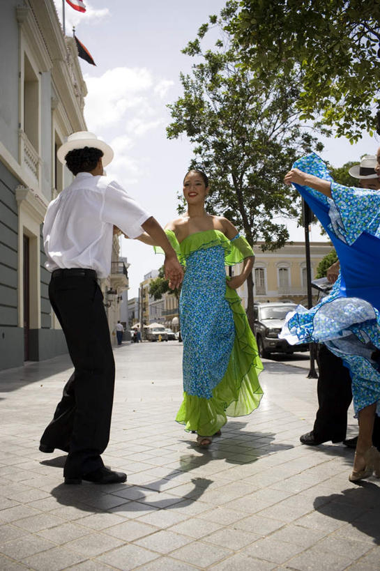 西方人,儿童,四个人,伙伴,朋友,跳舞者,高楼大厦,站,握手,笑,微笑,露齿笑,竖图,室外,白天,仰视,衬衫,裙子,度假,跳舞,友谊,美景,植物,窗户,门,城市风光,城市,大厦,建筑,摩天大楼,汽车,旗帜,国旗,帽子,欧洲,黑人,欧洲人,阴影,花纹,连衣裙,光线,图案,影子,墙,景观,建筑群,注视,娱乐,建设,玻璃窗,墙壁,墙面,车,树,树木,小孩,蓝色,绿色,白色,阳光,自然,抹胸,门框,交通工具,轿车,观察,看,站着,享受,休闲,景色,放松,生长,成长,观看,吊带裙,察看,关注,载具,贝雷帽,舞姿,抹胸裙,友情,男孩,男人,男性,女孩,女人,女性,旗,舞蹈演员,舞者,搀手,拉手,手搀手,手拉手,手牵手,手握手,站立,半身,彩图,低角度拍摄,衬衣,舞蹈,大楼,高层建筑,高楼,摩天楼,男生,女生