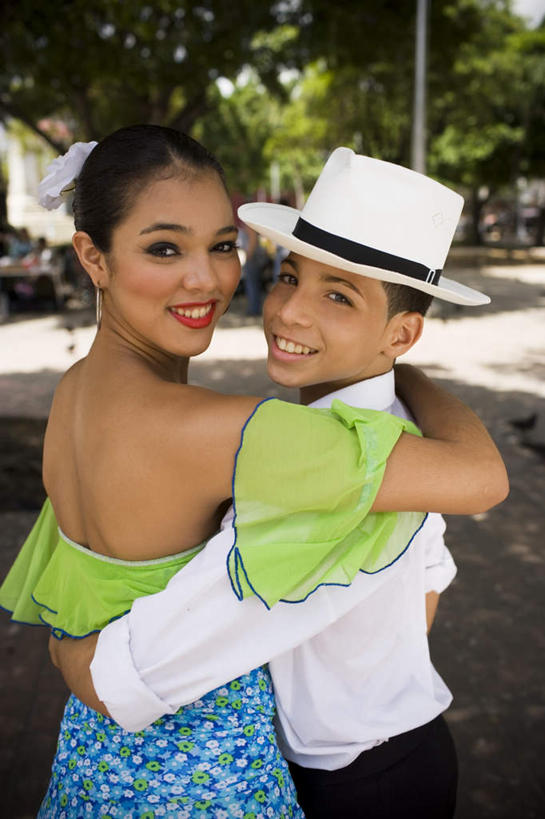 西方人,儿童,两个人,伙伴,朋友,跳舞者,站,抱,笑,微笑,露齿笑,竖图,室外,特写,白天,衬衫,裙子,友谊,植物,路灯,帽子,照明,欧洲,黑人,欧洲人,阴影,花纹,连衣裙,朦胧,模糊,装饰,光线,瓷砖,地砖,图案,影子,灯光,地面,扭头,灯,树,树木,小孩,背面,蓝色,绿色,白色,阳光,自然,耳环,站着,转头,生长,成长,抱着,吊带裙,华丽,修饰,照亮,点缀,搂着,照明设备,贝雷帽,衬托,美观,雅致,雅观,耳饰,友情,男孩,男人,男性,女孩,女人,女性,舞蹈演员,舞者,搂,搂抱,站立,半身,彩图,衬衣,男生,女生