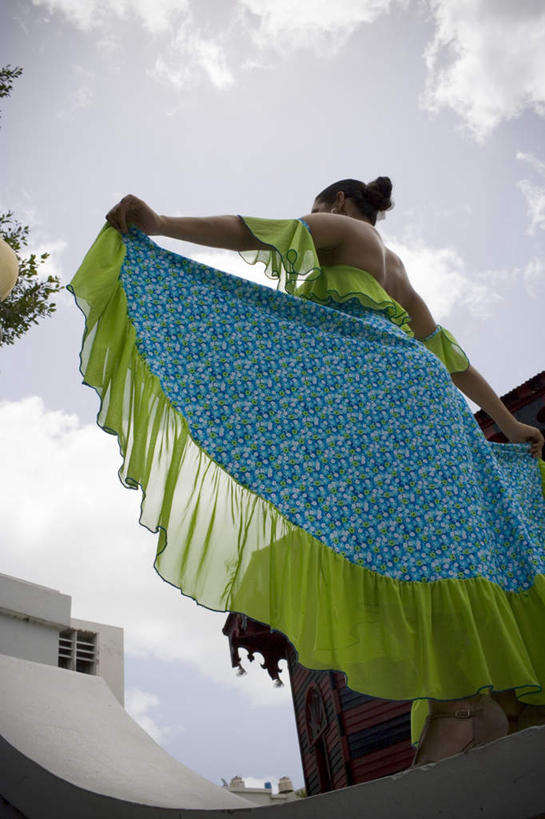 西方人,儿童,一个人,跳舞者,高楼大厦,站,竖图,室外,白天,仰视,衬衫,裙子,度假,跳舞,美景,城市风光,城市,大厦,建筑,摩天大楼,叶子,欧洲,黑人,欧洲人,仅一个女性,仅一个人,握,花纹,连衣裙,装饰,图案,墙,景观,云,云朵,建筑群,绿叶,拿,云彩,拿着,娱乐,建设,墙壁,墙面,小孩,蓝色,白色,白云,蓝天,天空,抹胸,耳环,天,站着,仅一个小孩,享受,休闲,嫩叶,景色,放松,握着,晴朗,吊带裙,华丽,修饰,点缀,舞姿,衬托,美观,雅致,雅观,抹胸裙,耳饰,女孩,女人,女性,孩子,叶,叶片,晴空,舞蹈演员,舞者,站立,彩图,低角度拍摄,全身,衬衣,舞蹈,大楼,高层建筑,高楼,摩天楼,女生