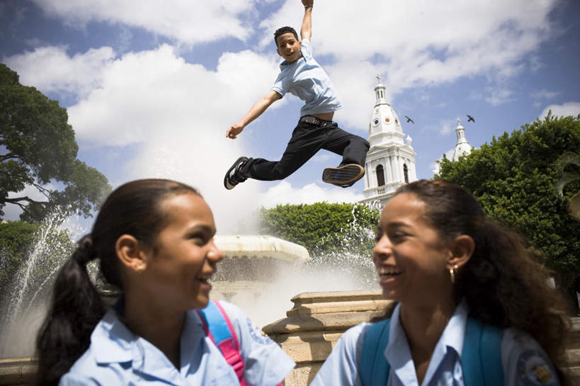 西方人,儿童,三个人,伙伴,朋友,高楼大厦,站,跳,笑,微笑,露齿笑,横图,室外,特写,白天,仰视,制服,度假,友谊,美景,城市风光,城市,大厦,建筑,摩天大楼,喷泉,鸟,书籍,欧洲,黑人,欧洲人,飞翔,握,服装,装饰,鸟类,包,书包,景观,建筑群,半空,拿,拿着,扭头,注视,文化,娱乐,建设,腰带,小孩,蓝色,蓝天,天空,背包,耳环,天,观察,看,品味,站着,转头,享受,休闲,同学,校服,景色,放松,握着,观看,皮带,华丽,修饰,点缀,察看,关注,水景,配饰,学生服,衬托,美观,雅致,雅观,裤带,耳饰,友情,男孩,男人,男性,女孩,女人,女性,设计,书,图书,跳跃,站立,半身,彩图,低角度拍摄,大楼,高层建筑,高楼,摩天楼,双肩包,男生,女生