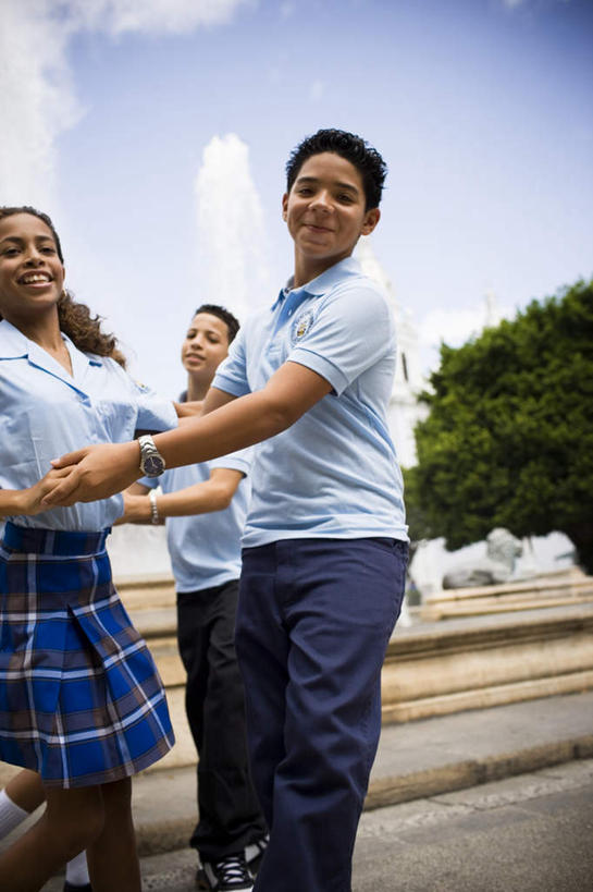 西方人,儿童,四个人,伙伴,朋友,站,握手,笑,微笑,露齿笑,竖图,室外,白天,仰视,制服,跳舞,友谊,植物,楼梯,喷泉,欧洲,黑人,欧洲人,服装,装饰,时间,时钟,手表,阶梯,景观,云,云朵,计时,云彩,注视,文化,台阶,树,树木,小孩,蓝色,绿色,白云,蓝天,天空,自然,耳环,钟表,天,低头,观察,看,品味,站着,同学,校服,表,生长,晴朗,成长,观看,华丽,修饰,腕表,点缀,察看,关注,水景,舞姿,学生服,衬托,美观,雅致,雅观,耳饰,友情,男孩,男人,男性,女孩,女人,女性,设计,钟,晴空,搀手,拉手,手搀手,手拉手,手牵手,手握手,站立,半身,彩图,低角度拍摄,舞蹈,男生,女生