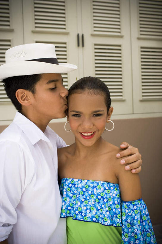 西方人,儿童,两个人,伙伴,朋友,跳舞者,站,抱,笑,吻,微笑,露齿笑,竖图,室外,白天,正面,衬衫,裙子,友谊,窗户,帽子,欧洲,黑人,欧洲人,花纹,连衣裙,装饰,图案,百叶窗,墙,墙壁,墙面,小孩,蓝色,白色,耳环,站着,抱着,吊带裙,华丽,修饰,点缀,搂着,贝雷帽,衬托,美观,雅致,雅观,耳饰,友情,男孩,男人,男性,女孩,女人,女性,舞蹈演员,舞者,搂,搂抱,亲,亲吻,站立,半身,彩图,衬衣,男生,女生