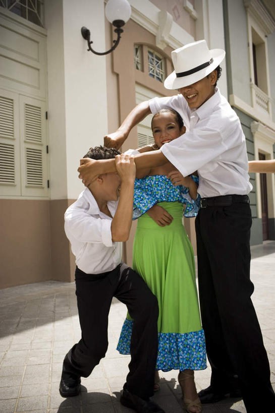 西方人,儿童,三个人,伙伴,朋友,跳舞者,家,站,笑,摸,微笑,露齿笑,竖图,室外,白天,仰视,衬衫,裙子,旅游,度假,友谊,美景,窗户,门,城市风光,标志建筑,城市,地标,建筑,帽子,照明,欧洲,黑人,欧洲人,抚摸,阴影,花纹,连衣裙,装饰,光线,壁灯,图案,影子,百叶窗,房屋,墙,屋子,景观,公寓,灯光,打,娱乐,建设,洋房,楼房,墙壁,墙面,住宅,灯,小孩,蓝色,白色,阳光,耳环,灯具,门框,站着,享受,休闲,景色,放松,吊带裙,华丽,修饰,照亮,点缀,照明设备,贝雷帽,衬托,美观,雅致,雅观,耳饰,友情,男孩,男人,男性,女孩,女人,女性,舞蹈演员,舞者,触摸,接触,站立,半身,彩图,低角度拍摄,衬衣,房子,男生,女生