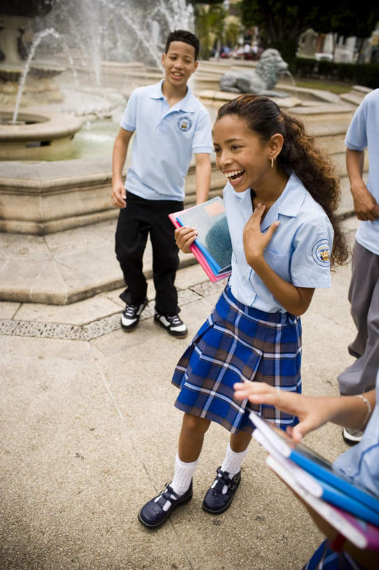 西方人,儿童,四个人,伙伴,朋友,家,站,笑,微笑,露齿笑,竖图,俯视,室外,白天,制服,旅游,度假,友谊,美景,植物,城市风光,标志建筑,城市,地标,建筑,喷泉,书籍,欧洲,黑人,欧洲人,握,服装,装饰,房屋,屋子,景观,公寓,拿,拿着,注视,文化,娱乐,建设,洋房,楼房,住宅,树,树木,小孩,绿色,自然,耳环,首饰,石狮,观察,看,品味,站着,享受,休闲,同学,校服,景色,放松,握着,生长,成长,观看,华丽,修饰,点缀,察看,关注,水景,学生服,衬托,美观,雅致,雅观,金饰,耳饰,友情,男孩,男人,男性,女孩,女人,女性,设计,书,图书,站立,半身,彩图,高角度拍摄,房子,男生,女生