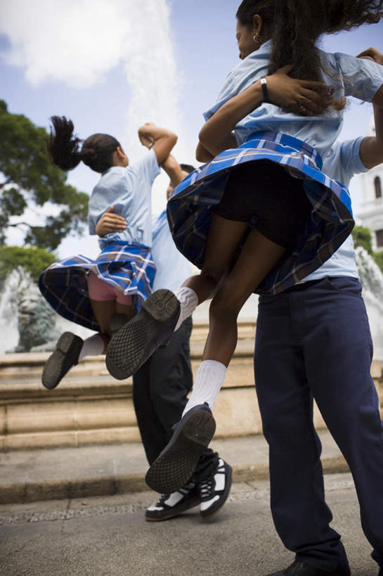 西方人,儿童,四个人,伙伴,朋友,站,握手,抱,竖图,室外,白天,仰视,制服,跳舞,友谊,植物,楼梯,喷泉,欧洲,黑人,欧洲人,服装,装饰,时间,时钟,手表,阶梯,景观,计时,旋转,文化,台阶,树,树木,小孩,蓝色,绿色,蓝天,天空,自然,耳环,钟表,天,品味,站着,同学,校服,表,生长,成长,抱着,华丽,修饰,腕表,点缀,搂着,水景,舞姿,扭转,学生服,衬托,美观,雅致,雅观,耳饰,友情,男孩,男人,男性,女孩,女人,女性,设计,钟,搀手,拉手,搂,搂抱,手搀手,手拉手,手牵手,手握手,站立,半身,彩图,低角度拍摄,舞蹈,男生,女生