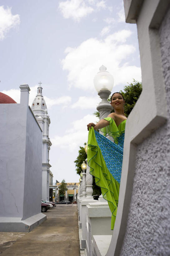 西方人,儿童,一个人,跳舞者,高楼大厦,站,笑,微笑,露齿笑,竖图,室外,白天,仰视,衬衫,裙子,度假,美景,植物,城市风光,城市,大厦,建筑,路灯,摩天大楼,汽车,照明,欧洲,黑人,欧洲人,仅一个女性,仅一个人,握,花纹,连衣裙,装饰,瓷砖,地砖,图案,墙,景观,云,云朵,建筑群,灯光,地面,拿,云彩,拿着,扭头,娱乐,建设,墙壁,墙面,车,灯,树,树木,小孩,蓝色,绿色,白色,白云,蓝天,天空,自然,抹胸,耳环,交通工具,轿车,天,站着,转头,仅一个小孩,享受,休闲,景色,放松,握着,生长,晴朗,成长,吊带裙,华丽,修饰,照亮,点缀,照明设备,载具,衬托,美观,雅致,雅观,抹胸裙,耳饰,女孩,女人,女性,孩子,晴空,舞蹈演员,舞者,站立,彩图,低角度拍摄,全身,衬衣,大楼,高层建筑,高楼,摩天楼,女生