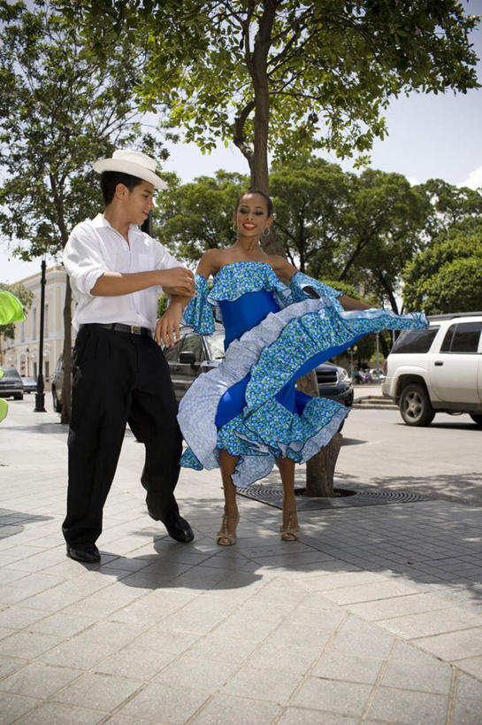 西方人,儿童,两个人,伙伴,朋友,跳舞者,高楼大厦,站,笑,微笑,露齿笑,竖图,室外,白天,仰视,衬衫,裙子,度假,跳舞,友谊,美景,植物,城市风光,城市,大厦,道路,建筑,路,摩天大楼,汽车,帽子,欧洲,黑人,欧洲人,阴影,花纹,连衣裙,装饰,光线,图案,影子,景观,云,云朵,建筑群,小路,交通,云彩,注视,娱乐,建设,车,树,树木,小孩,蓝色,绿色,白色,白云,蓝天,天空,阳光,自然,耳环,交通工具,轿车,天,观察,看,站着,享受,休闲,景色,放松,生长,晴朗,成长,观看,吊带裙,华丽,修饰,点缀,察看,关注,载具,贝雷帽,舞姿,衬托,美观,雅致,雅观,耳饰,友情,男孩,男人,男性,女孩,女人,女性,晴空,舞蹈演员,舞者,站立,半身,彩图,低角度拍摄,衬衣,舞蹈,大楼,高层建筑,高楼,摩天楼,男生,女生