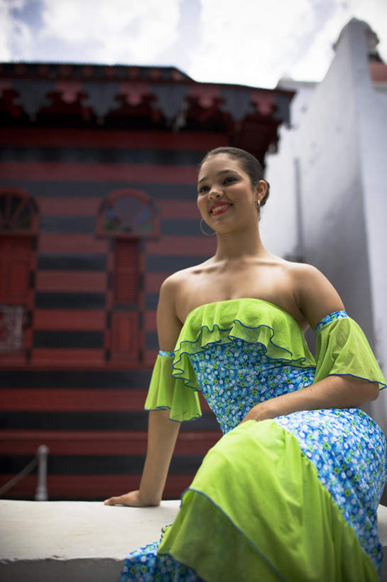 西方人,儿童,一个人,跳舞者,家,坐,笑,微笑,露齿笑,竖图,室外,白天,仰视,衬衫,裙子,旅游,度假,美景,城市风光,标志建筑,城市,地标,建筑,欧洲,黑人,欧洲人,仅一个女性,仅一个人,花纹,连衣裙,装饰,图案,房屋,墙,屋子,景观,云,云朵,公寓,云彩,注视,娱乐,建设,洋房,楼房,墙壁,墙面,住宅,小孩,蓝色,白色,白云,蓝天,天空,抹胸,耳环,天,观察,看,仅一个小孩,享受,休闲,景色,放松,晴朗,观看,吊带裙,华丽,修饰,点缀,察看,关注,衬托,美观,雅致,雅观,抹胸裙,耳饰,女孩,女人,女性,孩子,晴空,舞蹈演员,舞者,坐着,半身,彩图,低角度拍摄,衬衣,房子,女生