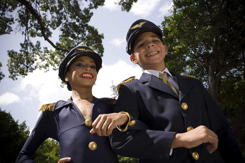 西方人,儿童,两个人,伙伴,朋友,跳舞者,站,笑,微笑,露齿笑,横图,室外,白天,仰视,衬衫,裙子,制服,友谊,植物,欧洲,黑人,欧洲人,勾,挽,花纹,连衣裙,图案,云,云朵,云彩,注视,树,树木,小孩,蓝色,绿色,白色,白云,蓝天,天空,自然,天,低头,观察,看,站着,勾着,生长,晴朗,成长,观看,吊带裙,察看,关注,挽着,友情,男孩,男人,男性,女孩,女人,女性,晴空,舞蹈演员,舞者,站立,半身,彩图,低角度拍摄,衬衣,男生,女生