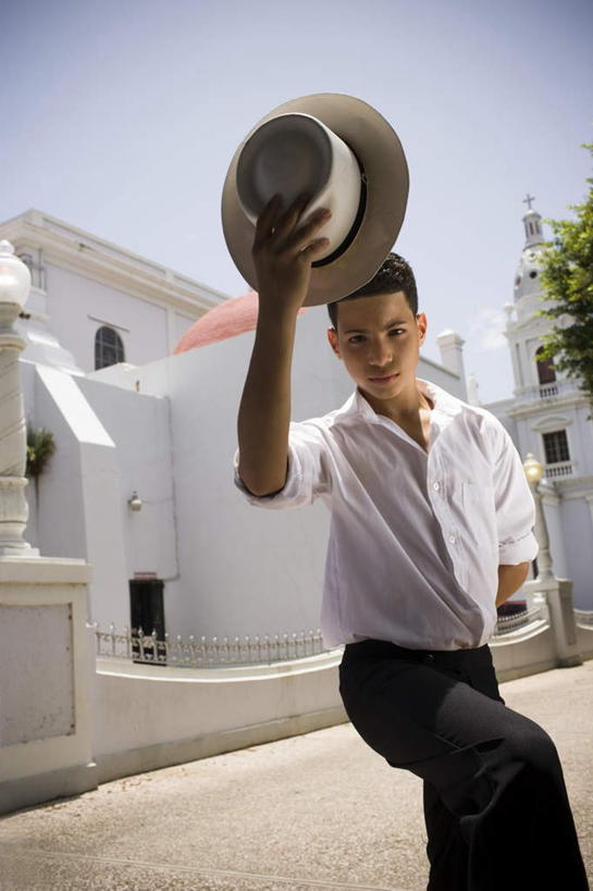 西方人,儿童,一个人,跳舞者,高楼大厦,栏杆,站,竖图,室外,白天,仰视,衬衫,裙子,度假,美景,植物,城市风光,城市,大厦,建筑,摩天大楼,帽子,欧洲,黑人,欧洲人,仅一个男性,仅一个人,握,花纹,连衣裙,图案,墙,景观,建筑群,围栏,拿,拿着,注视,娱乐,建设,护栏,墙壁,墙面,树,树木,小孩,蓝色,绿色,白色,蓝天,天空,自然,天,低头,观察,看,站着,仅一个小孩,享受,休闲,景色,放松,握着,生长,成长,观看,吊带裙,察看,关注,贝雷帽,男孩,男人,男性,孩子,舞蹈演员,舞者,站立,半身,彩图,低角度拍摄,衬衣,大楼,高层建筑,高楼,摩天楼,男生