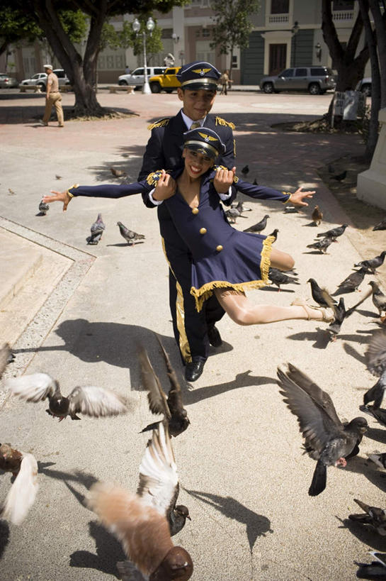 西方人,伙伴,朋友,跳舞者,高楼大厦,站,走,笑,微笑,露齿笑,竖图,俯视,室外,白天,衬衫,裙子,度假,跳舞,友谊,美景,楼梯,城市风光,城市,大厦,建筑,摩天大楼,汽车,鸽子,欧洲,黑人,欧洲人,阴影,花纹,连衣裙,光线,瓷砖,地砖,图案,影子,阶梯,景观,建筑群,地面,许多人,注视,娱乐,建设,台阶,车,蓝色,白色,阳光,交通工具,轿车,观察,看,站着,一群人,享受,休闲,景色,放松,观看,吊带裙,察看,关注,载具,舞姿,友情,男人,男性,年轻男性,年轻女性,女人,女性,舞蹈演员,舞者,步行,散步,站立,走路,彩图,高角度拍摄,全身,衬衣,舞蹈,大楼,高层建筑,高楼,摩天楼