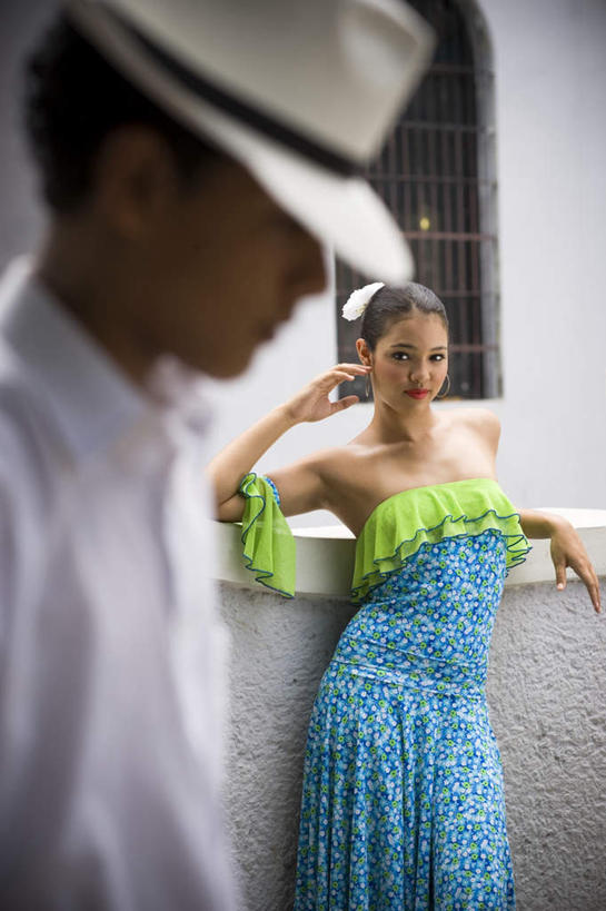 西方人,儿童,两个人,伙伴,朋友,跳舞者,家,站,笑,微笑,露齿笑,竖图,室外,白天,正面,衬衫,裙子,旅游,度假,友谊,美景,城市风光,标志建筑,城市,地标,建筑,帽子,欧洲,黑人,欧洲人,花纹,连衣裙,朦胧,模糊,装饰,图案,房屋,墙,屋子,景观,公寓,扭头,娱乐,建设,洋房,楼房,墙壁,墙面,住宅,小孩,蓝色,白色,耳环,靠,靠着,站着,转头,享受,休闲,景色,放松,吊带裙,华丽,修饰,点缀,贝雷帽,衬托,美观,雅致,雅观,耳饰,友情,男孩,男人,男性,女孩,女人,女性,舞蹈演员,舞者,站立,半身,彩图,衬衣,房子,男生,女生