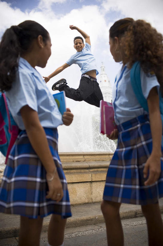 西方人,儿童,三个人,伙伴,朋友,跳舞者,高楼大厦,站,跳,笑,微笑,露齿笑,竖图,室外,白天,仰视,衬衫,裙子,制服,爱情,度假,友谊,美景,城市风光,城市,大厦,建筑,摩天大楼,喷泉,书籍,欧洲,黑人,欧洲人,握,花纹,连衣裙,服装,装饰,包,书包,图案,景观,建筑群,半空,浪漫,拿,拿着,扭头,注视,文化,娱乐,建设,腰带,装饰品,小孩,蓝色,白色,蓝天,天空,背包,耳环,戒指,饰品,首饰,天,观察,看,品味,站着,转头,享受,休闲,同学,校服,景色,恩爱,放松,握着,观看,皮带,吊带裙,华丽,修饰,信物,点缀,察看,权利,关注,水景,配饰,学生服,衬托,美观,雅致,雅观,金饰,手饰,裤带,耳饰,友情,男孩,男人,男性,女孩,女人,女性,设计,书,图书,舞蹈演员,舞者,跳跃,站立,半身,彩图,低角度拍摄,衬衣,大楼,高层建筑,高楼,摩天楼,双肩包,男生,女生