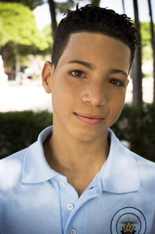 西方人,儿童,脸,头,脸颊,一个人,站,笑,微笑,露齿笑,竖图,室外,特写,白天,正面,制服,植物,欧洲,黑人,欧洲人,仅一个男性,仅一个人,阴影,服装,朦胧,模糊,光线,影子,注视,树,树木,小孩,绿色,阳光,自然,观察,看,站着,仅一个小孩,校服,生长,成长,观看,察看,关注,学生服,男孩,男人,男性,孩子,头部,脸部,脸蛋,面部,站立,半身,彩图,男生