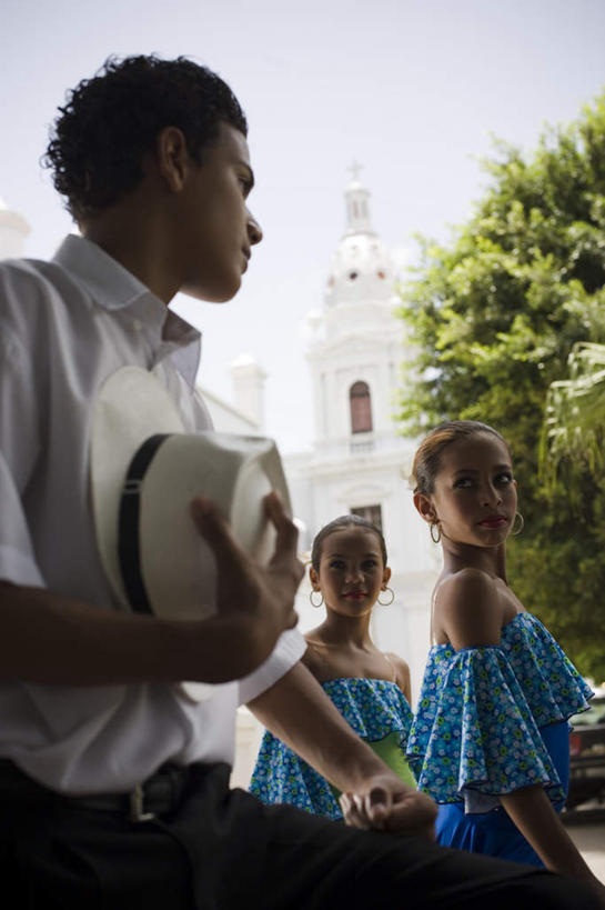 西方人,儿童,三个人,伙伴,朋友,跳舞者,高楼大厦,站,笑,微笑,露齿笑,竖图,俯视,室外,白天,衬衫,裙子,制服,度假,友谊,美景,植物,城市风光,城市,大厦,建筑,摩天大楼,帽子,欧洲,黑人,欧洲人,握,花纹,连衣裙,服装,装饰,图案,景观,建筑群,拿,拿着,扭头,注视,娱乐,建设,树,树木,小孩,蓝色,绿色,白色,蓝天,天空,自然,耳环,天,观察,看,站着,转头,享受,休闲,同学,校服,景色,放松,握着,生长,成长,观看,吊带裙,华丽,修饰,点缀,察看,关注,贝雷帽,学生服,衬托,美观,雅致,雅观,耳饰,友情,男孩,男人,男性,女孩,女人,女性,舞蹈演员,舞者,站立,半身,彩图,高角度拍摄,衬衣,大楼,高层建筑,高楼,摩天楼,男生,女生
