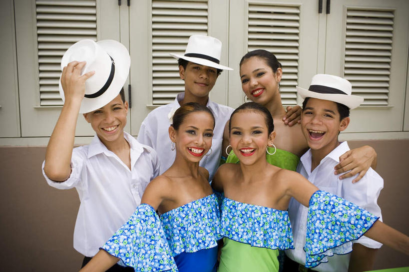 西方人,儿童,伙伴,朋友,跳舞者,站,笑,微笑,露齿笑,横图,俯视,室外,白天,衬衫,裙子,友谊,窗户,帽子,欧洲,黑人,欧洲人,握,花纹,连衣裙,装饰,图案,百叶窗,墙,许多人,拿,拿着,注视,墙壁,墙面,小孩,蓝色,白色,耳环,观察,看,站着,一群人,伸手,抬手,握着,观看,吊带裙,华丽,修饰,点缀,察看,关注,贝雷帽,衬托,美观,雅致,雅观,耳饰,友情,男孩,男人,男性,女孩,女人,女性,舞蹈演员,舞者,站立,半身,彩图,高角度拍摄,衬衣,男生,女生