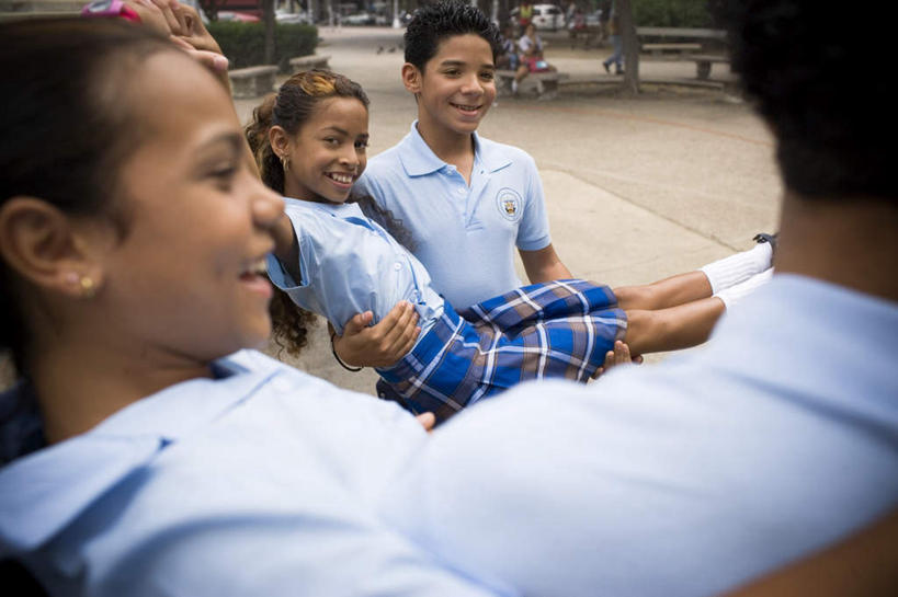 西方人,儿童,伙伴,朋友,站,坐,抱,笑,微笑,露齿笑,横图,室外,白天,正面,制服,友谊,植物,道路,路,汽车,欧洲,黑人,欧洲人,阴影,服装,装饰,光线,影子,石凳,小路,交通,许多人,注视,车,树,树木,小孩,绿色,阳光,自然,耳环,首饰,交通工具,轿车,观察,看,站着,一群人,同学,校服,生长,成长,抱着,观看,华丽,修饰,点缀,察看,搂着,关注,载具,学生服,衬托,美观,雅致,雅观,金饰,耳饰,友情,男孩,男人,男性,女孩,女人,女性,搂,搂抱,站立,坐着,半身,彩图,男生,女生