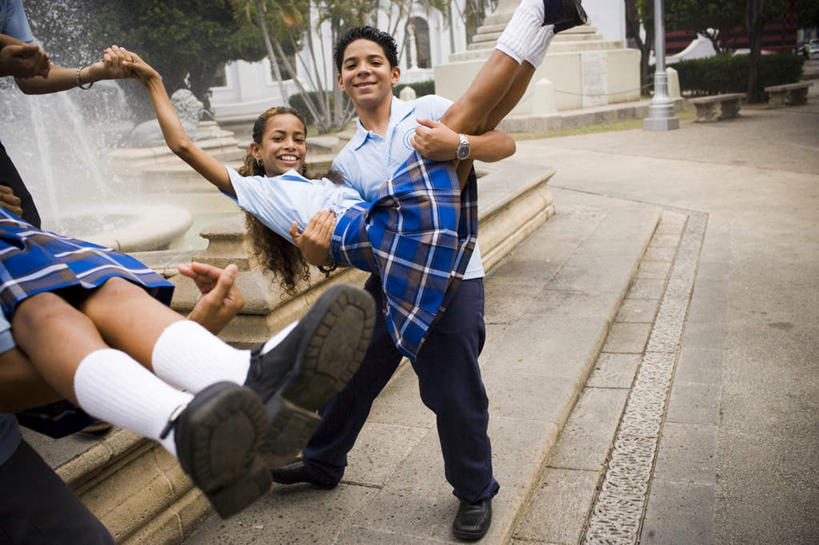 西方人,儿童,四个人,伙伴,朋友,高楼大厦,站,握手,抱,笑,微笑,露齿笑,横图,俯视,室外,白天,制服,度假,跳舞,友谊,美景,植物,城市风光,城市,大厦,建筑,摩天大楼,喷泉,欧洲,黑人,欧洲人,服装,时间,时钟,手表,柱子,墙,石凳,景观,建筑群,计时,注视,文化,娱乐,建设,墙壁,墙面,树,树木,小孩,绿色,自然,首饰,钟表,石狮,观察,看,品味,站着,享受,休闲,同学,校服,表,景色,放松,生长,成长,抱着,观看,腕表,察看,搂着,关注,水景,舞姿,学生服,美观,金饰,友情,男孩,男人,男性,女孩,女人,女性,设计,钟,搀手,拉手,搂,搂抱,手搀手,手拉手,手牵手,手握手,站立,半身,彩图,高角度拍摄,舞蹈,大楼,高层建筑,高楼,摩天楼,男生,女生