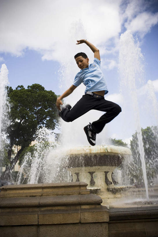 儿童,一个人,高楼大厦,跳,举,笑,微笑,露齿笑,竖图,室外,白天,正面,度假,纯洁,石头,美景,植物,城市风光,城市,大厦,建筑,摩天大楼,喷泉,欧洲,黑人,欧洲人,仅一个男性,仅一个人,阴影,光线,影子,景观,云,云朵,建筑群,半空,云彩,注视,文化,娱乐,建设,树,树木,小孩,蓝色,绿色,白云,蓝天,天空,阳光,自然,天,低头,观察,看,品味,托,仅一个小孩,享受,休闲,景色,放松,可爱,童年,童趣,生长,晴朗,成长,观看,察看,关注,水景,童真,烂漫,无邪,美观,天真,男孩,男人,男性,孩子,设计,晴空,举起,举手,举着,跳跃,向上举,向上伸,向上托,彩图,全身,大楼,高层建筑,高楼,摩天楼,男生