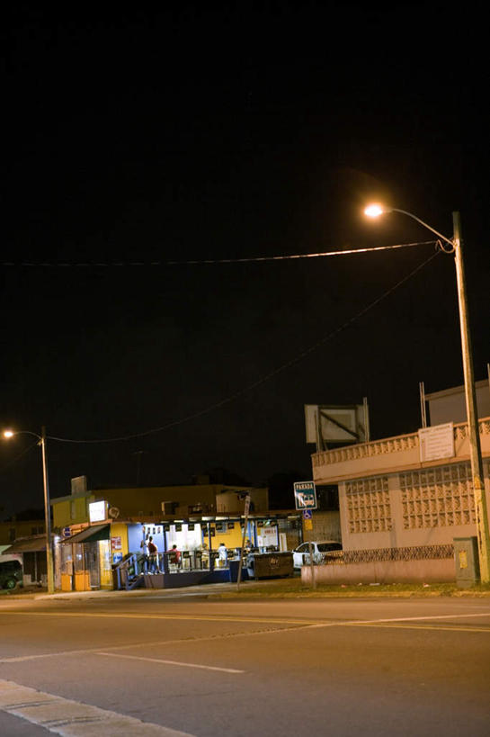 伙伴,朋友,餐厅,家,竖图,室外,夜晚,友谊,路灯,汽车,椅子,照明,阴影,光线,电缆,影子,房屋,屋子,灯光,许多人,楼房,住宅,车,灯,背面,交通工具,轿车,一群人,照亮,照明设备,载具,友情,男人,男性,年轻男性,年轻女性,女人,女性,彩图,全身,房子,餐馆,饭店,饭馆